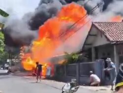 Pom Bensin Mini di Sumedang Kebakaran