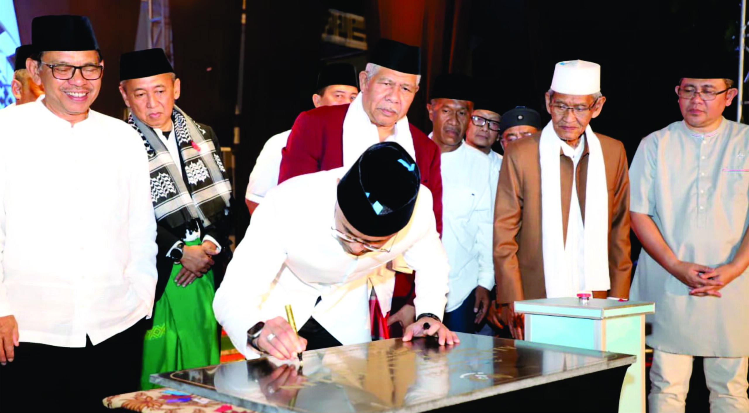 Bupati Bandung Barat,HengkiKurniawan saat menandatangani prasasti pada peresmian "Little Madinah" (17/9/2023) *photo ; Ist.