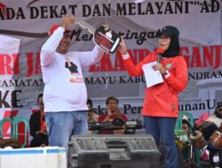 Peringati Hari Jadi Ke-41 Desa Pekandangan Jaya, Bupati Nina Agustina Sawer Mobil Siaga