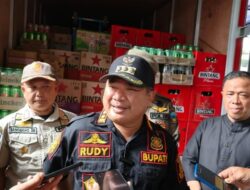Satpol PP dan Polres Garut Amankan 8.400 Botol Miras