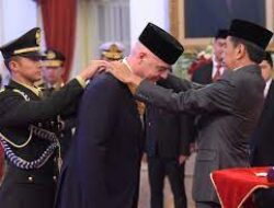 Presiden FIFA Terima Tanda Kehormatan dari Presiden Jokowi