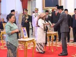 Presiden Anugerahkan Gelar Pahlawan Nasional dan Tanda Kehormatan