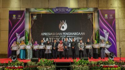 Pemkot Bandung Beri Penghargaan Kepada Satuan Pendidikan dan PTK