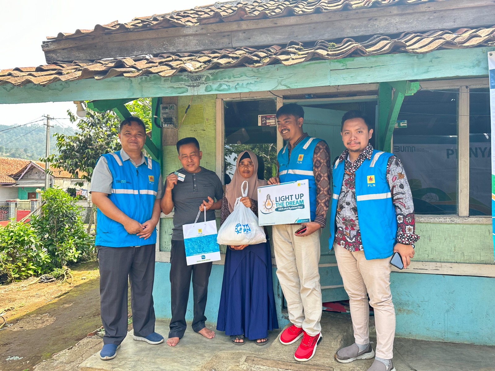 PLN Salurkan Program Bantuan Pemasangan Listrik Gratis