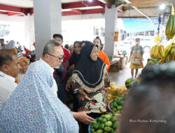 Mendag Zulkifli Hasan Meninjau Harga dan Stok Bapok di Pasar Genteng Baru Surabaya