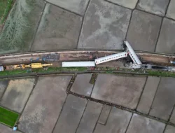 KA Turangga – KA Commuter Line Bandung Raya, “Adu Banteng”