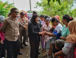 Pasca Banjir, Bupati Nina Agustina Tinjau Bantuan Warga Desa Cikawung