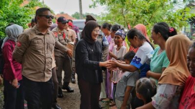 Pasca Banjir, Bupati Nina Agustina Tinjau Bantuan Warga Desa Cikawung