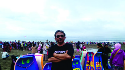 MESKI HUJAN MENGGUYUR, Pantai Pangandaran dipadati wisatawan
