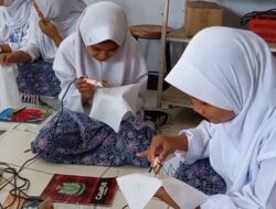 Siswa SMP Negeri 1 Cimalaka Diajarkan Batik Kasumedangan