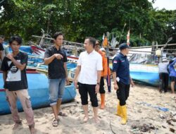 Pj. Gubernur Jabar Tinjau Lokasi Bencana Banjir Rob di Rancabuaya