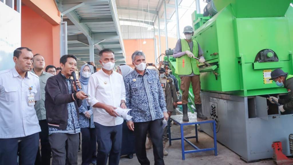 Pengiriman Perdana RDF TPST Santiong SEbagai Hadiah Peringatan Hari Bumi Kota Cimahi
