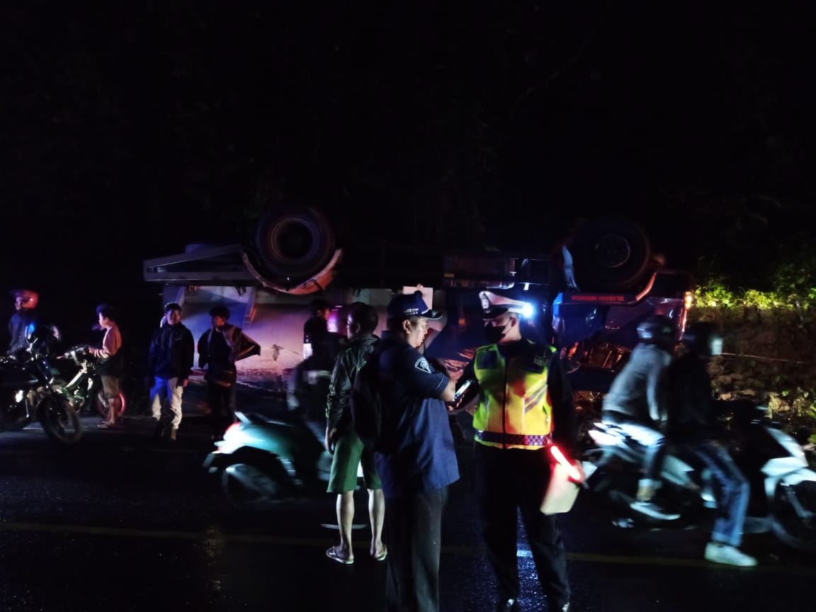 Imbas Truk Pengangkut Minyak Sawit Terguling di Jalan Raya Cipatat Picu Kemacetan hingga 6 Kilometer 