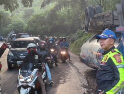 Selain Renggut Nyawa, Truk Terguling di Jalan Raya Cipatat KBB Bikin Pengendara Lain Berjatuhan Akibat Minyak Sawit yang Tumpah