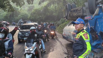 Selain Renggut Nyawa, Truk Terguling di Jalan Raya Cipatat KBB Bikin Pengendara Lain Berjatuhan Akibat Minyak Sawit yang Tumpah