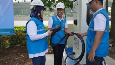 GM PLN Jabar Inspeksi SPKLU dan Ajak Pelanggan Update Aplikasi PLN Mobile