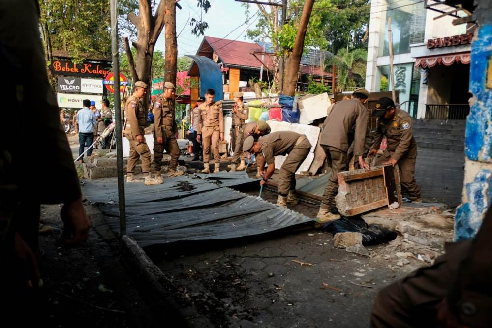 Satpol PP Kota Bandung Tertibkan Bangunan Liar dan PKLdi Jalan Sumatera, Selasa, 9 Juli 2024. Foto: Humas Kota Bandung.