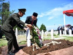 Mantan Gubernur Jabar HR Nuriana Dimakamkan di Taman Makam Pahlawan Cikutra Bandung