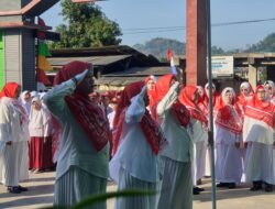 Gak Kalah dengan Paskibraka Profesional, Emak-emak di MI Baiturrahim jadi Petugas Upacara Pengibaran Bendera