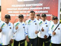 Bey Machmudin Lepas Kontingen PWI Jawa Barat ke Porwanas XIV Kalsel