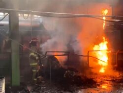 Diduga Ada Percikan Api Mengenai Oli Saat Perbaiki Mesin, Pabrik Tekstil di Dayeuhkolot Dilalap Si Jago Merah