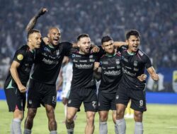 Laga Perdana Liga 1 Indonesia 2024-2025 Persib Bandung Kalahkan PSBS Biak 4-1