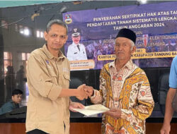 Tingkatkan Pelayanan, Kantah KBB Serahkan 276 Sertipikat Tanah Hasil Program PTSL kepada Warga Desa Karyawangi