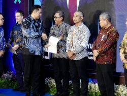 Menteri AHY Serahkan 23 Sertipikat Tanah Elektronik kepada Masyarakat dan Pemerintah Jatim untuk Mengurangi Berbagai Masalah Pertanahan yang Dihadapi