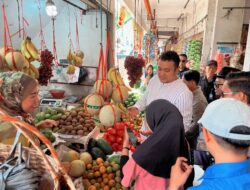 Sambangi Pasar Batujajar, Gilang Dirga Berbagi Pengalaman dan Pandangannya Bersama Pedagang dan Pengunjung Pasar
