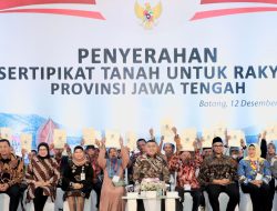 Tingkatkan Kualitas Pelayanan Pertanahan Melalui Transformasi Digital, Wamen Ossy Serahkan 1.571 Sertipikat Elektronik Kepada Warga Kabupaten Batang