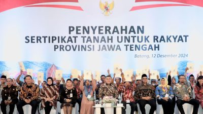 Tingkatkan Kualitas Pelayanan Pertanahan Melalui Transformasi Digital, Wamen Ossy Serahkan 1.571 Sertipikat Elektronik Kepada Warga Kabupaten Batang
