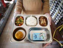Siswa SMPN 17 Kota Bandung Nikmati Makan Bergizi Gratis