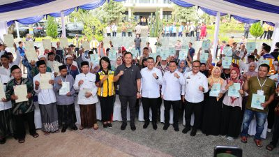 Perkuat Komitmen, Menko AHY dan Wamen Ossy Dewmawan Kembali Bagikan Puluhan Sertipikat Tanah kepada Warga Lebak dan Serang