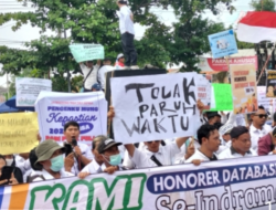 Dituding Tidak Transparan, Ribuan Honorer Kepung Gedung DPRD Indramayu