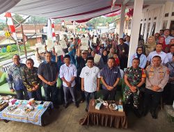 Bersamai Wakil Ketua Komisi II DPR RI, Kepala Kantah KBB Serahkan Ratusan Sertipikat Tanah PTSL untuk 300 Warga Desa Mandalasari KBB