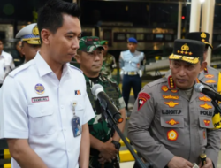 Danrem 072/Pamungkas dan Kapolri Tinjau Arus Mudik Lebaran 2025 di Stasiun Tugu