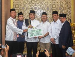 Tarawih Keliling, Pemkot Bandung Salurkan Bantuan untuk 181 Masjid