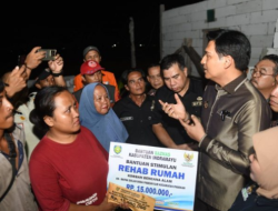 Bupati Lucky Hakim dan Baznas Salurkan Bantuan Korban Angin Puting Beliung