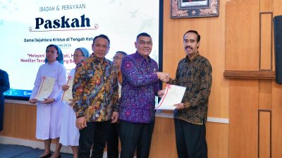 Berikan Kepastian Hukum Rumah Ibadah, Wamen Ossy Dermawan Serahkan Sertipikat Tanah Rumah Ibadah yang Berdiri Sejak 1853