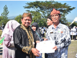 Bupati Dony Berikan Penghargaan Juara Toilet Bersih antar Sekolah