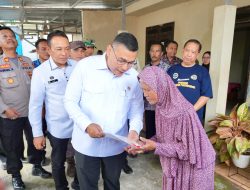 Bentuk Pendekatan Personal ke Masyarakat, Wamen Ossy Serahkan Sertipikat Elektronik Secara Door to Door