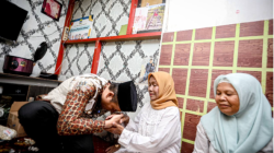 Wakil Wali Kota Bandung berikan Bantuan Bandung Nyaah ka Indung, Mak Aah Merasa Punya Anak Sendiri