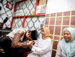Wakil Wali Kota Bandung berikan Bantuan Bandung Nyaah ka Indung, Mak Aah Merasa Punya Anak Sendiri