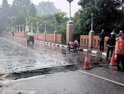 Hujan Deras Sebabkan Jalan Ambles, Pemkot Cimahi Tindak Cepat