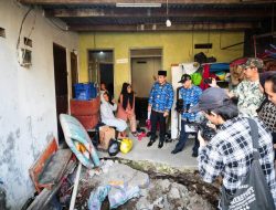 Tinjau Longsor dan Jalan Rusak di Sukajadi, Erwin: Segera Diperbaiki