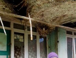 Memprihatinkan, Seorang Lansia di Desa Neglasari Cisompet Garut Tinggal di Rumah Tidak Layak Huni