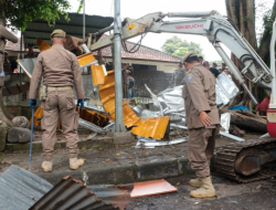 Satpol PP Bandung Bongkar 42 Kios Liar, PKL Ditertibkan di 6 Titik Lokasi