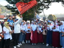 Peserta Jalan Sehat Sumedang Walkers Pakai Asesoris Pelajar Sekolah
