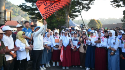 Peserta Jalan Sehat Sumedang Walkers Pakai Asesoris Pelajar Sekolah
