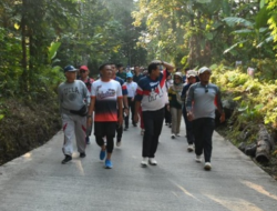 Bupati dan Wabup Sumedang Jalan Kaki Susuri Perkampungan Buahdua